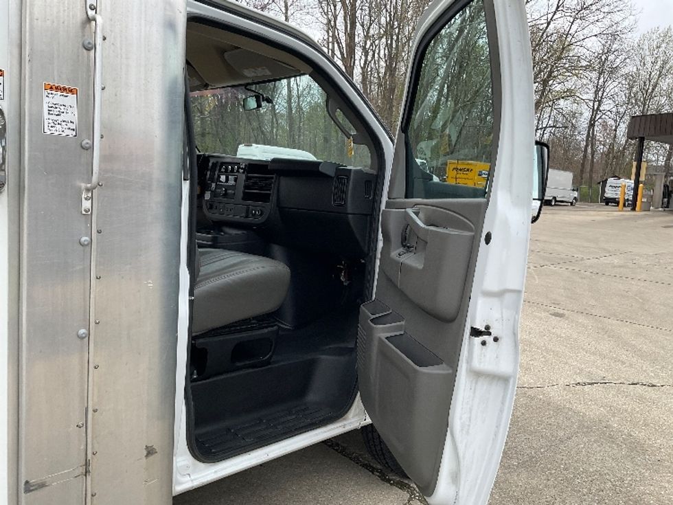 Light Duty Box Truck-Light and Medium Duty Trucks-GMC-2022-Savana G33903-Indianapolis-IN-44,290\n\t\tmiles-$ 40,750 - Image 18