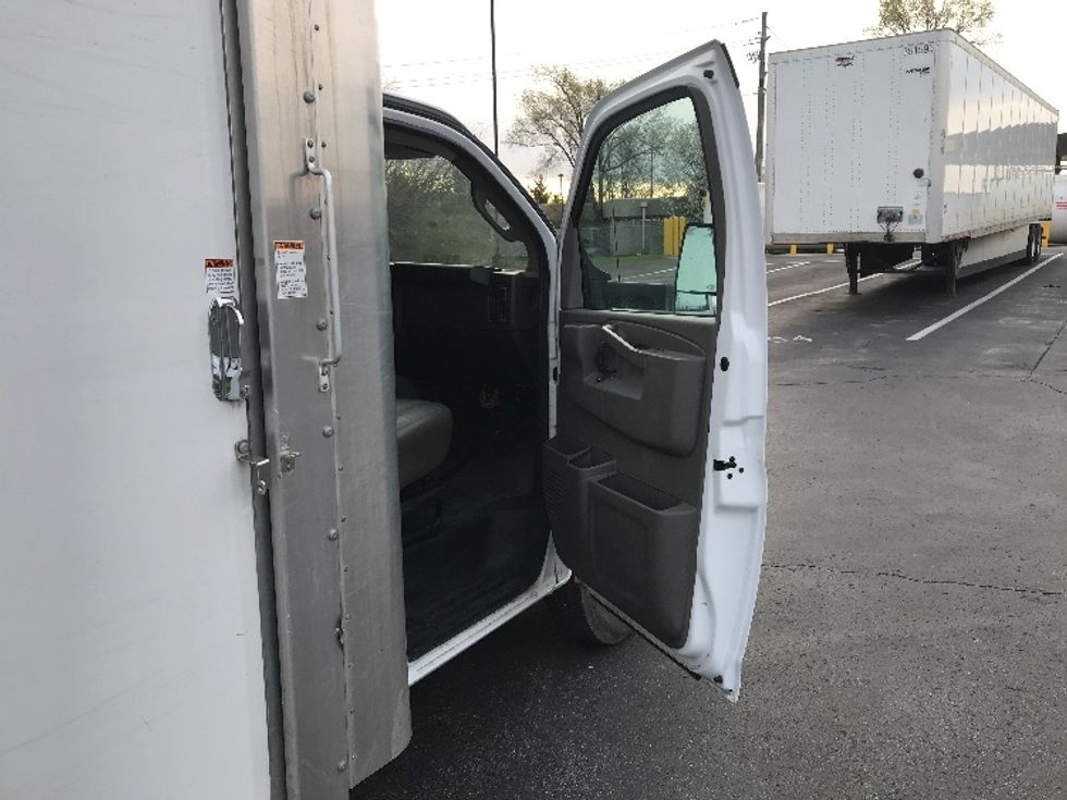 2022 Gmc Savana 3500 Cutaway photo 19