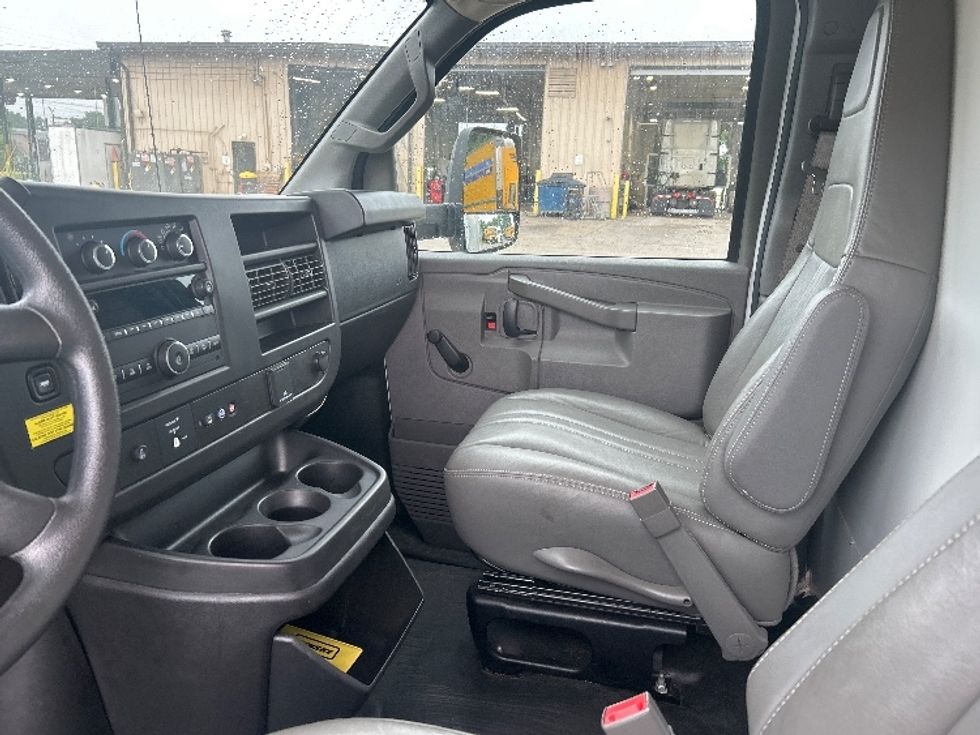 Light Duty Box Truck-Light and Medium Duty Trucks-GMC-2022-Savana G33903-Jackson-TN-12,172\n\t\tmiles-$ 42,500 - Image 19