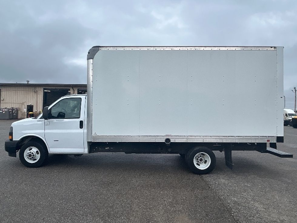 Light Duty Box Truck-Light and Medium Duty Trucks-GMC-2022-Savana G33903-Jackson-TN-12,172\n\t\tmiles-$ 42,500 - Image 4