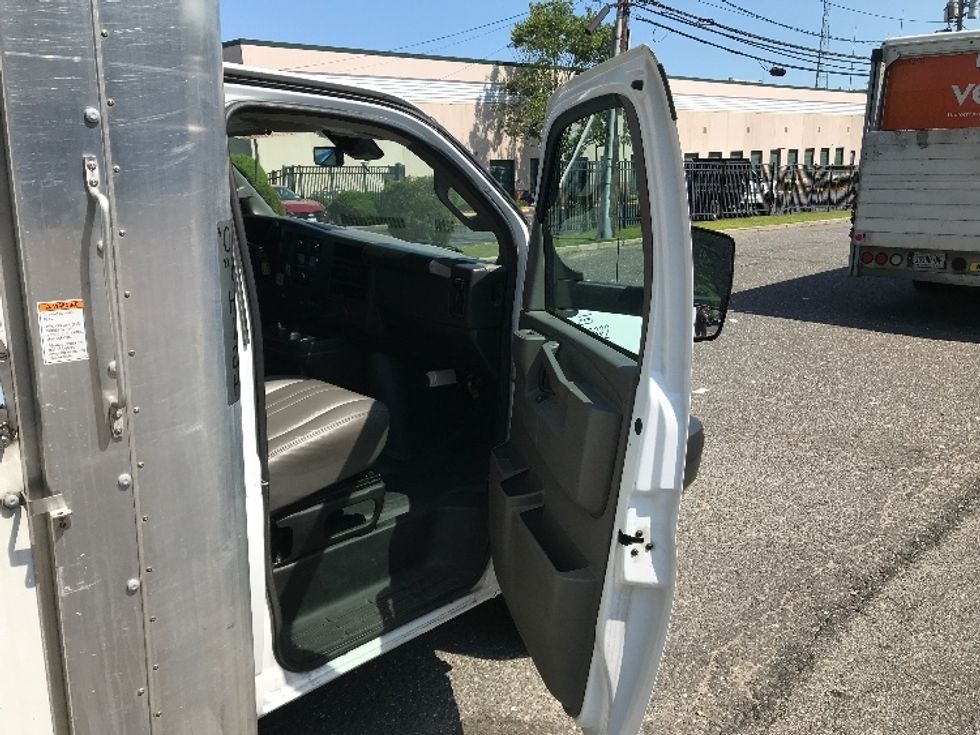 Light Duty Box Truck-Light and Medium Duty Trucks-GMC-2022-Savana G33903-Jamaica-NY-48,543\n\t\tmiles-$ 39,500 - Image 20