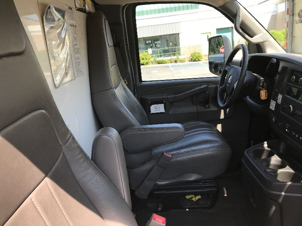 Light Duty Box Truck-Light and Medium Duty Trucks-GMC-2022-Savana G33903-Jamaica-NY-48,543\n\t\tmiles-$ 39,500 - Image 22