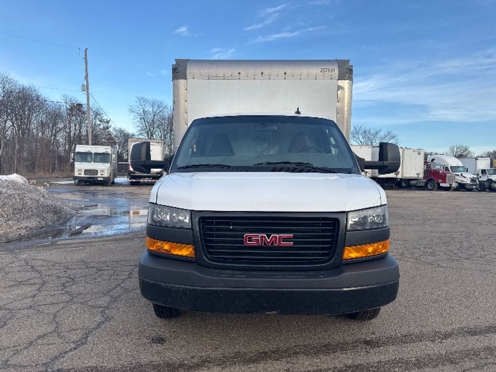 2022 Gmc Savana 3500 Cutaway photo 2