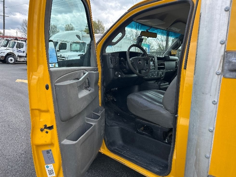 Light Duty Box Truck-Light and Medium Duty Trucks-GMC-2022-Savana G33903-Kansas City-MO-73,267\n\t\tmiles-$ 34,500 - Image 13