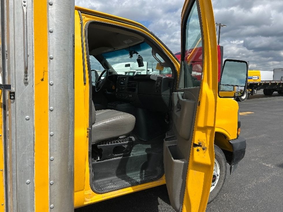 Light Duty Box Truck-Light and Medium Duty Trucks-GMC-2022-Savana G33903-Kansas City-MO-73,267\n\t\tmiles-$ 34,500 - Image 17