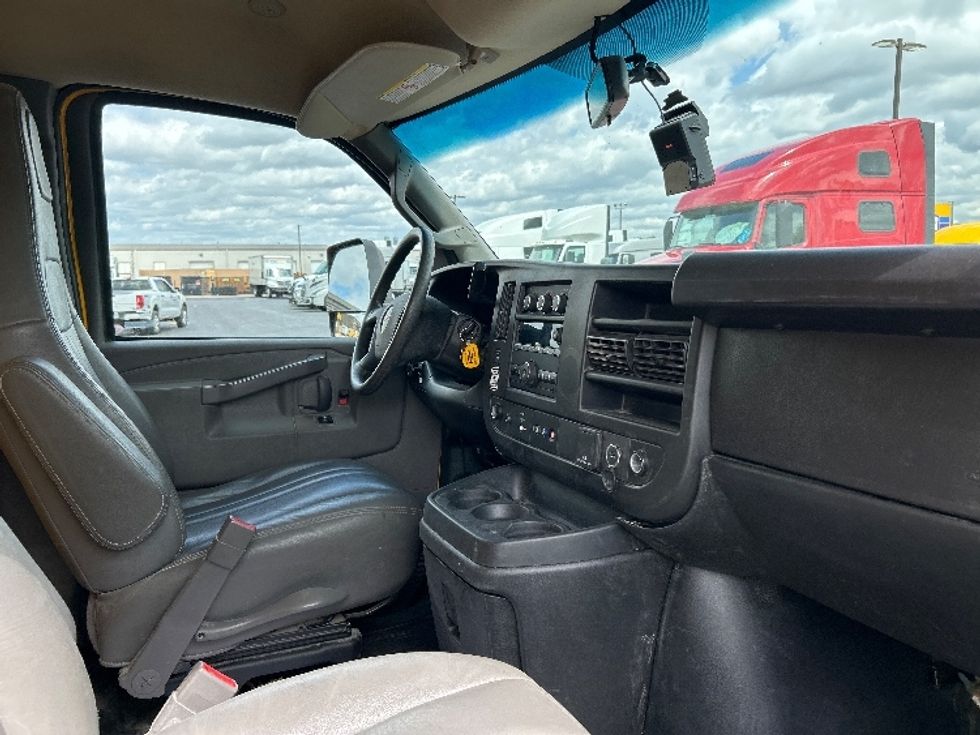 Light Duty Box Truck-Light and Medium Duty Trucks-GMC-2022-Savana G33903-Kansas City-MO-73,267\n\t\tmiles-$ 34,500 - Image 19