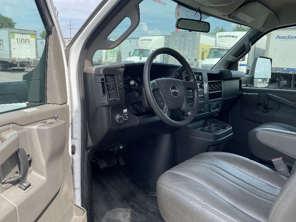 Light Duty Box Truck-Light and Medium Duty Trucks-GMC-2022-Savana G33903-Kansas City-MO-91,992\n\t\tmiles-$ 34,750 - Image 15