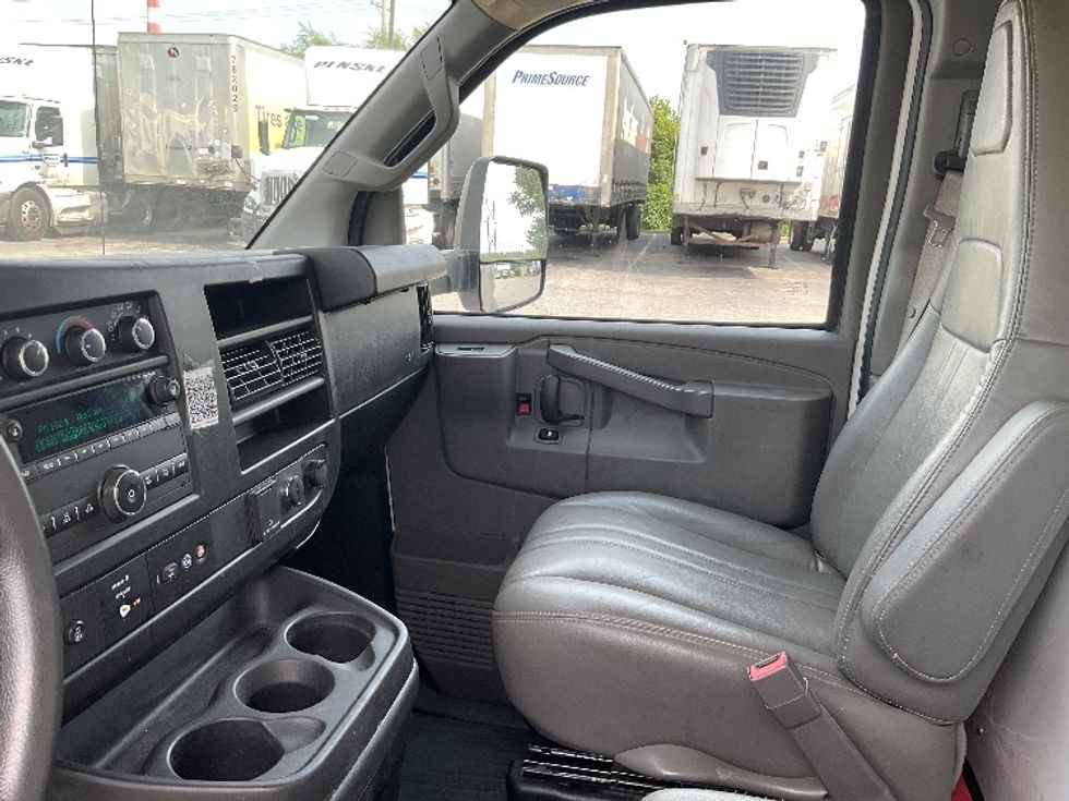 Light Duty Box Truck-Light and Medium Duty Trucks-GMC-2022-Savana G33903-Kansas City-MO-91,992\n\t\tmiles-$ 34,750 - Image 18