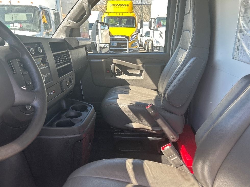Light Duty Box Truck-Light and Medium Duty Trucks-GMC-2022-Savana G33903-Kent-WA-27,923\n\t\tmiles-$ 44,500 - Image 17