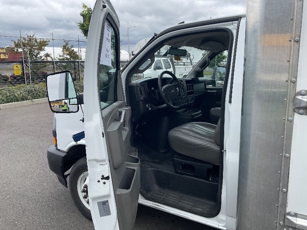 Light Duty Box Truck-Light and Medium Duty Trucks-GMC-2022-Savana G33903-Kent-WA-51,253\n\t\tmiles-$ 32,000 - Image 16