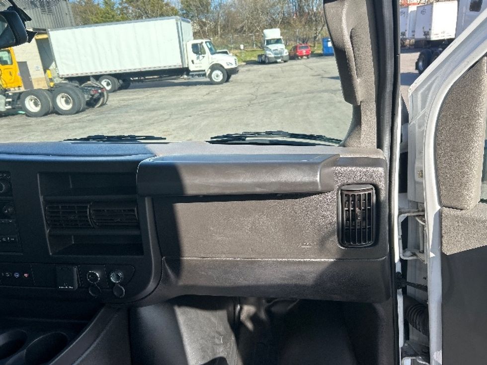 Light Duty Box Truck-Light and Medium Duty Trucks-GMC-2022-Savana G33903-Knoxville-TN-24,180\n\t\tmiles-$ 51,500 - Image 20