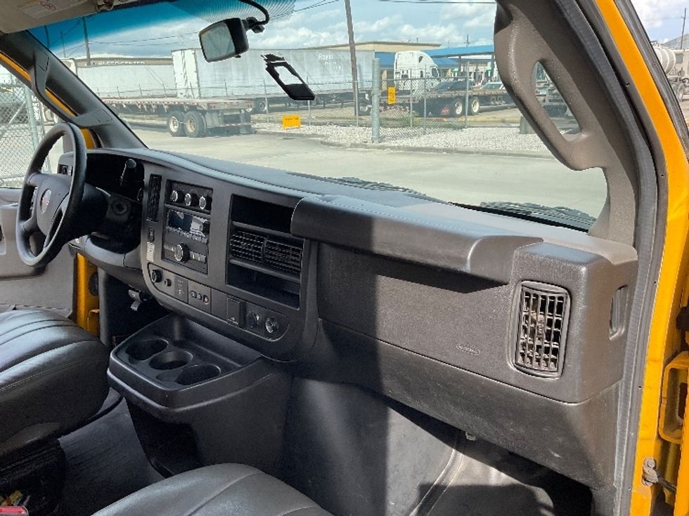 Light Duty Box Truck-Light and Medium Duty Trucks-GMC-2022-Savana G33903-Lafayette-LA-69,624\n\t\tmiles-$ 35,500 - Image 20