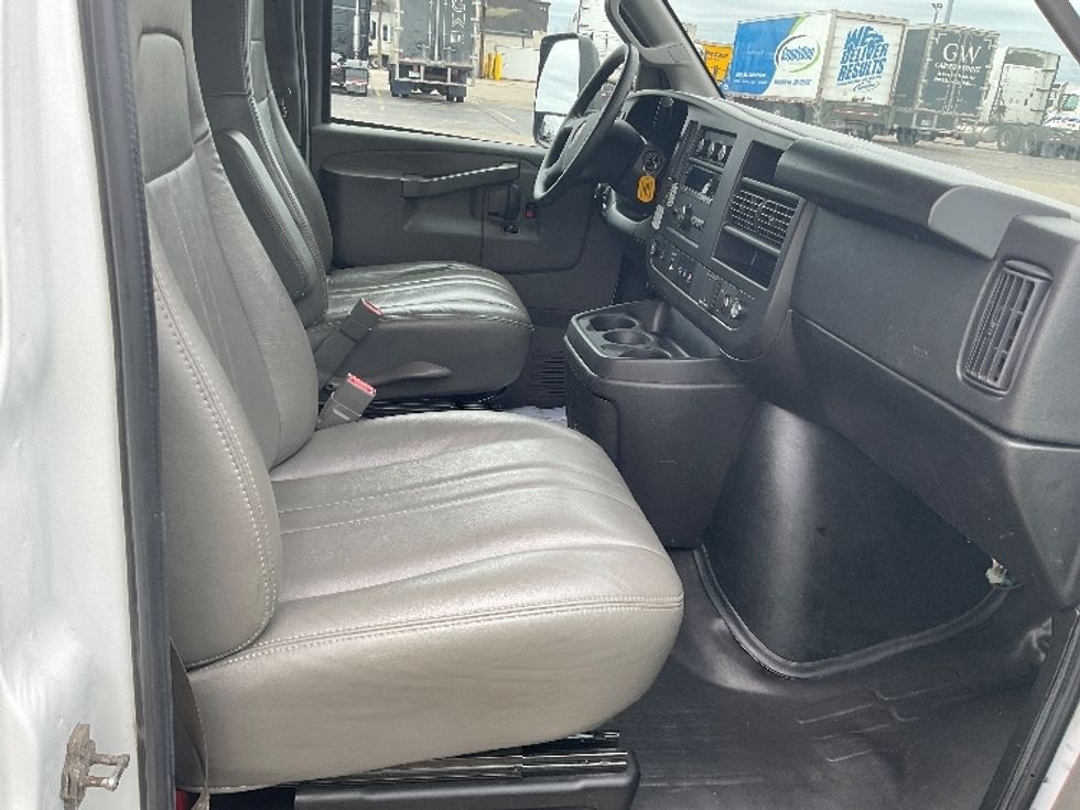Light Duty Box Truck-Light and Medium Duty Trucks-GMC-2022-Savana G33903-Lansing-MI-163,274\n\t\tmiles-$ 20,750 - Image 22