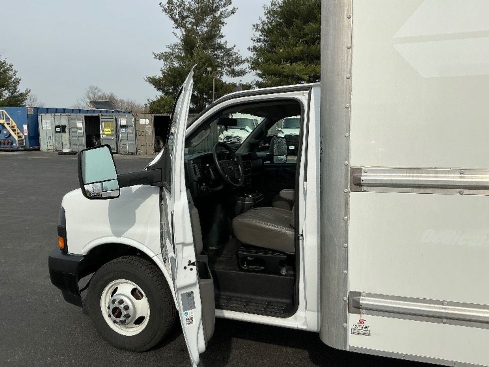 Light Duty Box Truck-Light and Medium Duty Trucks-GMC-2022-Savana G33903-Lexington-KY-96,290\n\t\tmiles-$ 32,500 - Image 16
