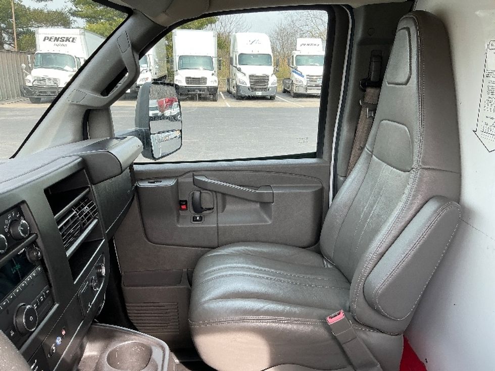Light Duty Box Truck-Light and Medium Duty Trucks-GMC-2022-Savana G33903-Lexington-KY-96,290\n\t\tmiles-$ 32,500 - Image 19