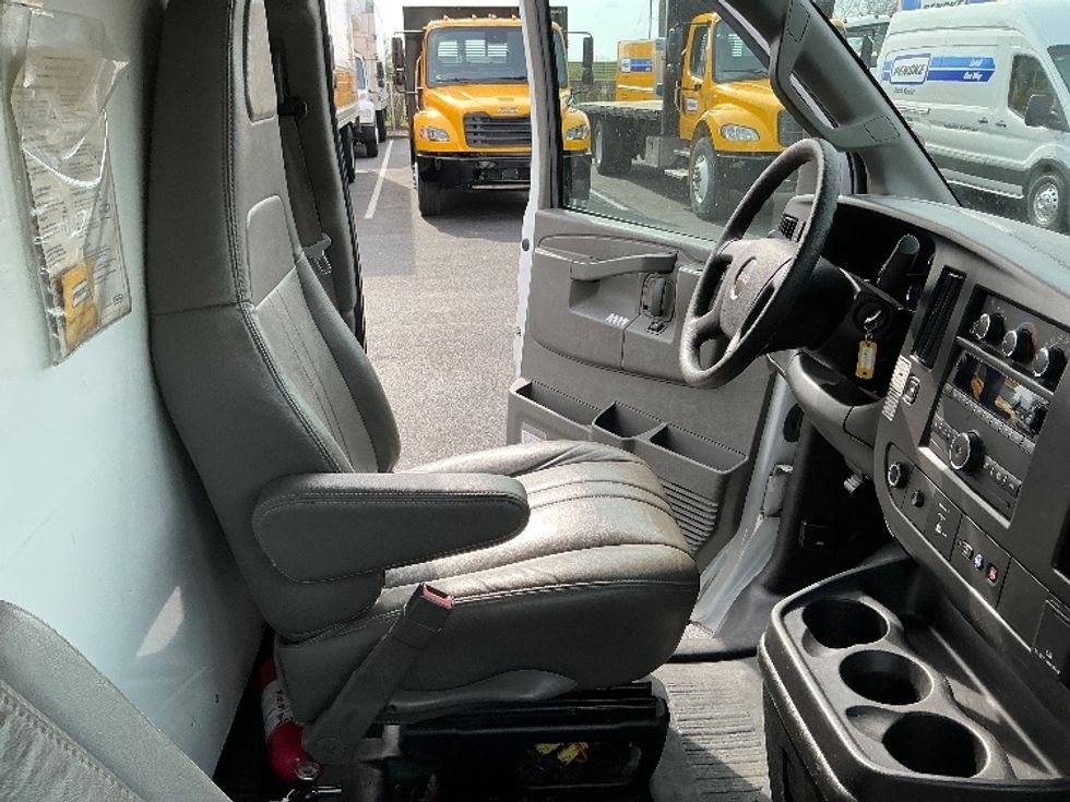 Light Duty Box Truck-Light and Medium Duty Trucks-GMC-2022-Savana G33903-Lexington-KY-96,290\n\t\tmiles-$ 32,500 - Image 22