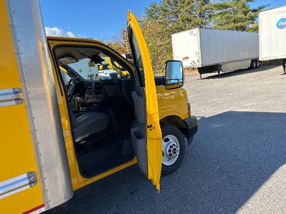 Light Duty Box Truck-Light and Medium Duty Trucks-GMC-2022-Savana G33903-Londonderry-NH-103,969\n\t\tmiles-$ 26,250 - Image 19