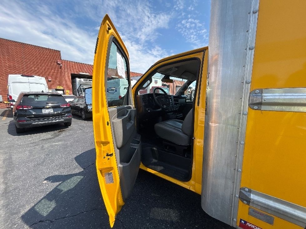 Light Duty Box Truck-Light and Medium Duty Trucks-GMC-2022-Savana G33903-Los Angeles-CA-75,065\n\t\tmiles-$ 32,000 - Image 16