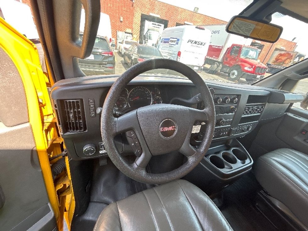 Light Duty Box Truck-Light and Medium Duty Trucks-GMC-2022-Savana G33903-Los Angeles-CA-75,065\n\t\tmiles-$ 32,000 - Image 17