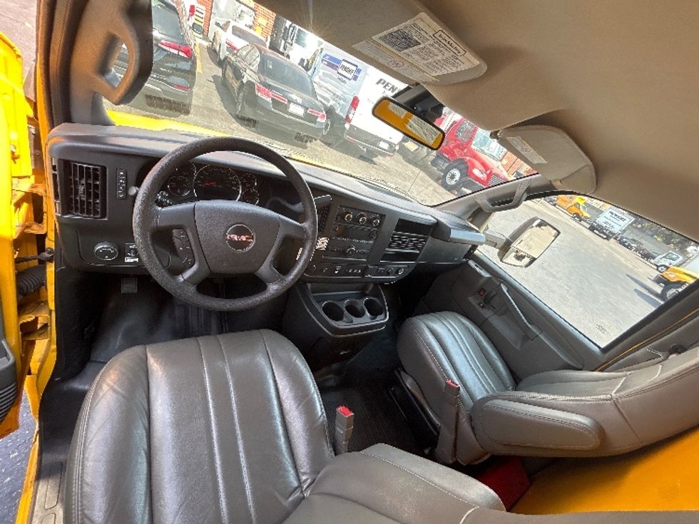 Light Duty Box Truck-Light and Medium Duty Trucks-GMC-2022-Savana G33903-Los Angeles-CA-75,065\n\t\tmiles-$ 32,000 - Image 18