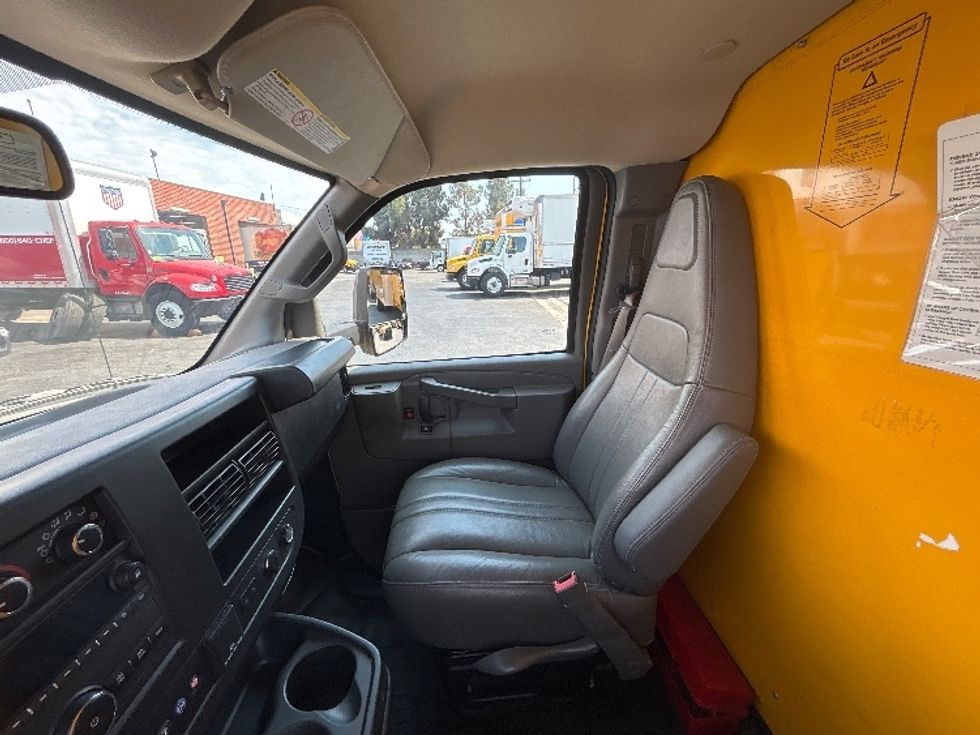 Light Duty Box Truck-Light and Medium Duty Trucks-GMC-2022-Savana G33903-Los Angeles-CA-75,065\n\t\tmiles-$ 32,000 - Image 19