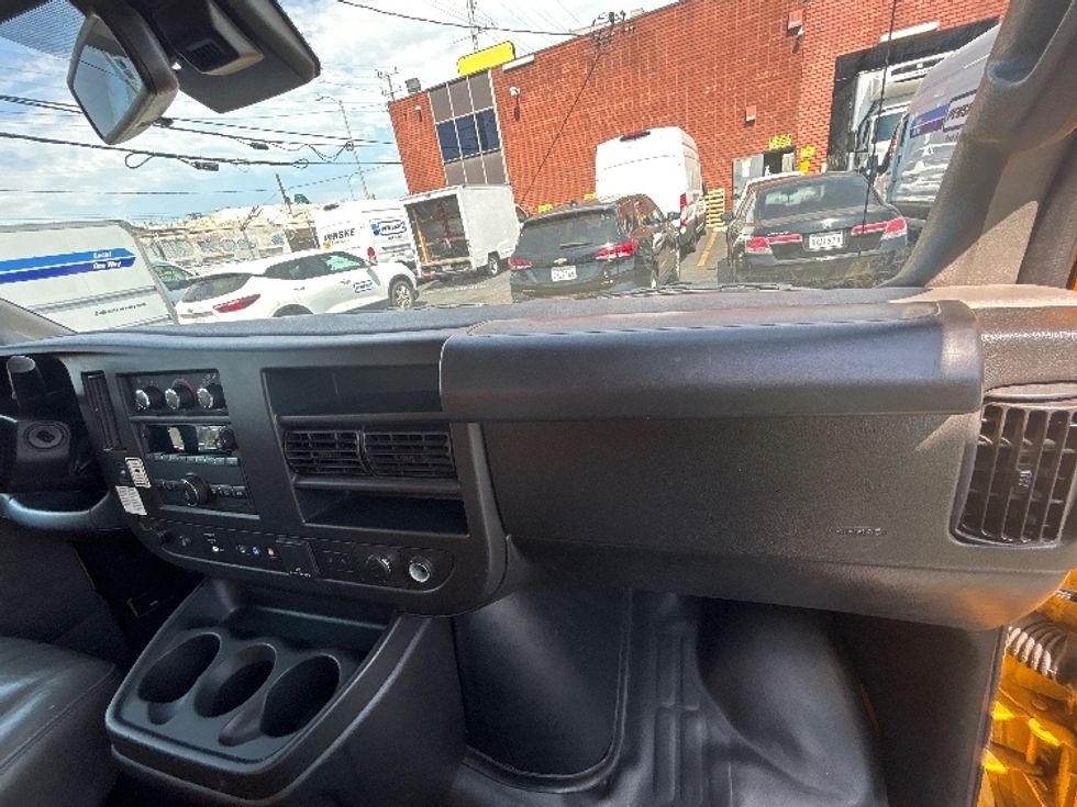 Light Duty Box Truck-Light and Medium Duty Trucks-GMC-2022-Savana G33903-Los Angeles-CA-75,065\n\t\tmiles-$ 32,000 - Image 21