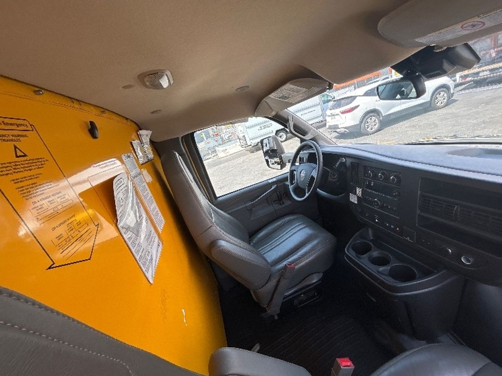 Light Duty Box Truck-Light and Medium Duty Trucks-GMC-2022-Savana G33903-Los Angeles-CA-75,065\n\t\tmiles-$ 32,000 - Image 22
