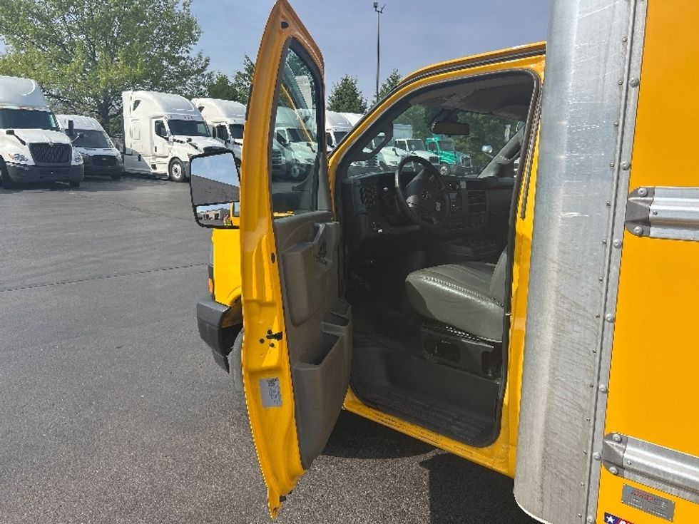 Light Duty Box Truck-Light and Medium Duty Trucks-GMC-2022-Savana G33903-Louisville-KY-77,784\n\t\tmiles-$ 28,500 - Image 16