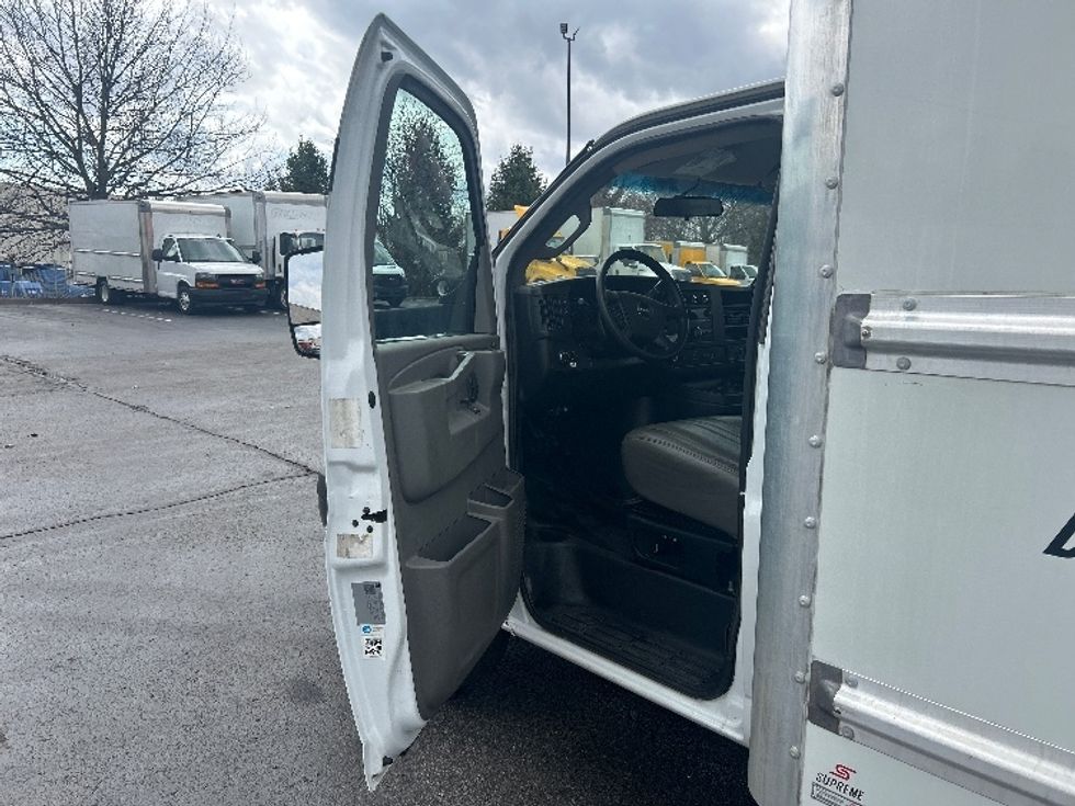 Light Duty Box Truck-Light and Medium Duty Trucks-GMC-2022-Savana G33903-Louisville-KY-98,231\n\t\tmiles-$ 31,000 - Image 16