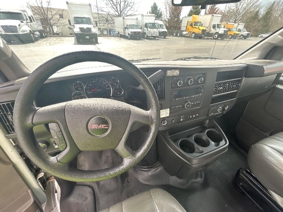 Light Duty Box Truck-Light and Medium Duty Trucks-GMC-2022-Savana G33903-Louisville-KY-98,231\n\t\tmiles-$ 31,000 - Image 18