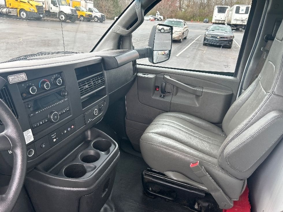 Light Duty Box Truck-Light and Medium Duty Trucks-GMC-2022-Savana G33903-Louisville-KY-98,231\n\t\tmiles-$ 31,000 - Image 19