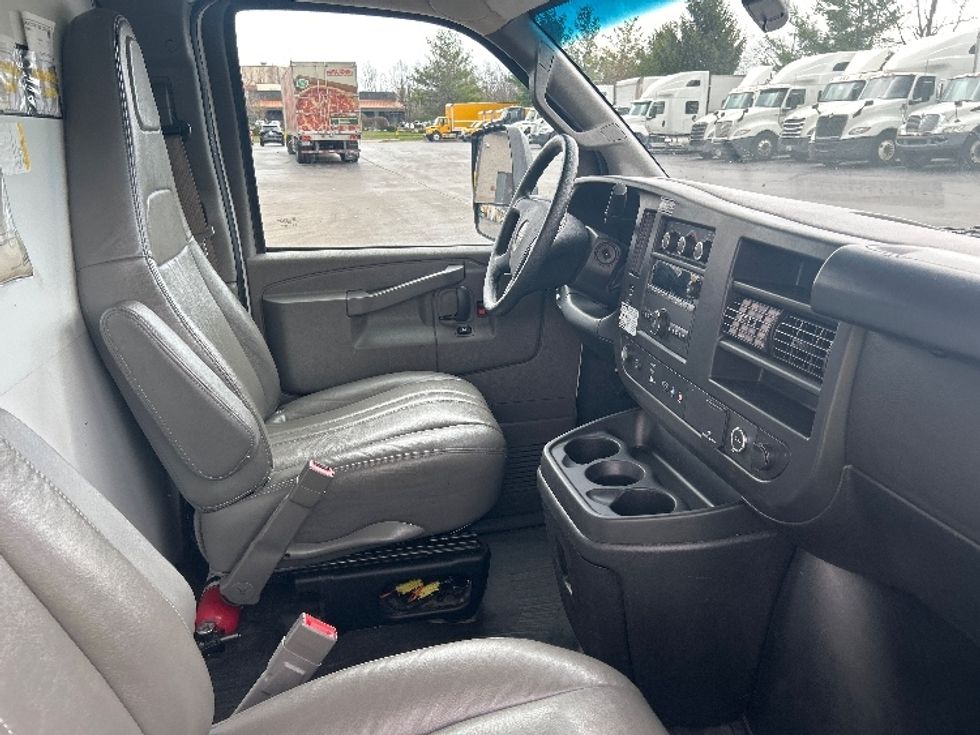 Light Duty Box Truck-Light and Medium Duty Trucks-GMC-2022-Savana G33903-Louisville-KY-98,231\n\t\tmiles-$ 31,000 - Image 22