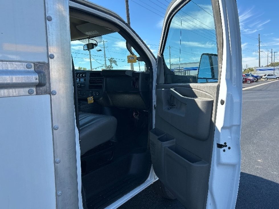 Light Duty Box Truck-Light and Medium Duty Trucks-GMC-2022-Savana G33903-Lowell-AR-109,257\n\t\tmiles-$ 30,000 - Image 17