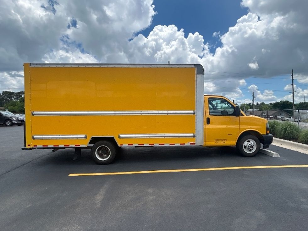 Light Duty Box Truck-Light and Medium Duty Trucks-GMC-2022-Savana G33903-Lowell-AR-137,219\n\t\tmiles-$ 22,750 - Image 15