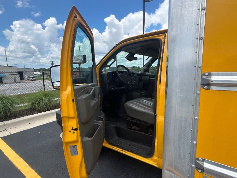Light Duty Box Truck-Light and Medium Duty Trucks-GMC-2022-Savana G33903-Lowell-AR-137,219\n\t\tmiles-$ 22,750 - Image 16