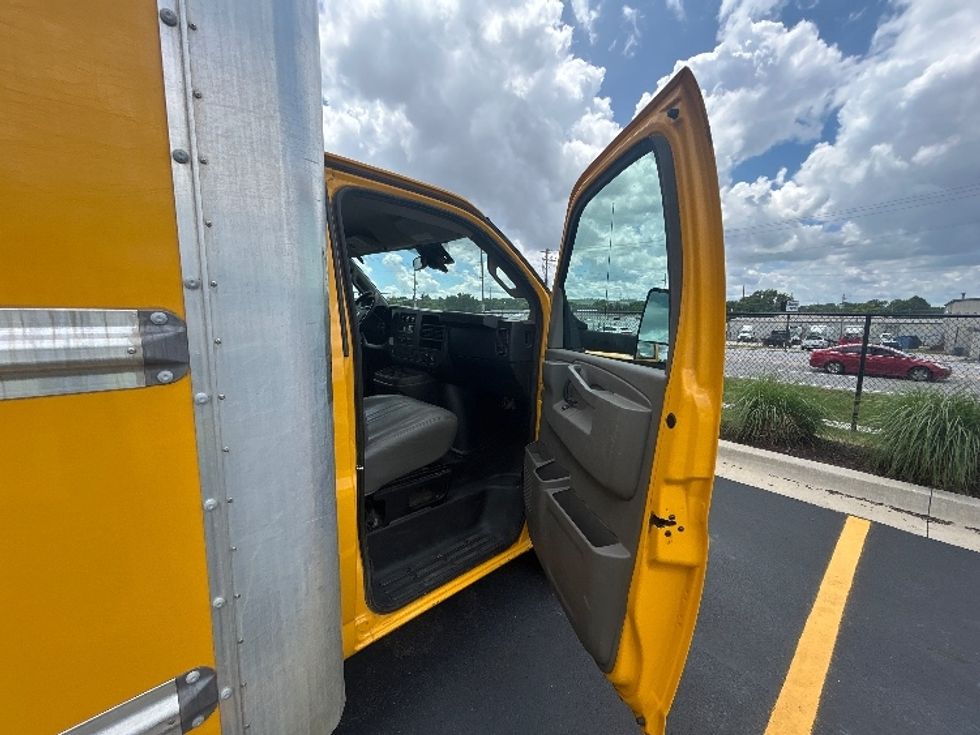 Light Duty Box Truck-Light and Medium Duty Trucks-GMC-2022-Savana G33903-Lowell-AR-137,219\n\t\tmiles-$ 22,750 - Image 20