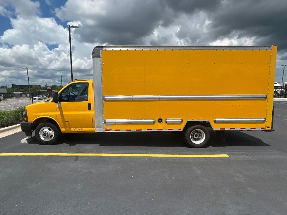 Light Duty Box Truck-Light and Medium Duty Trucks-GMC-2022-Savana G33903-Lowell-AR-137,219\n\t\tmiles-$ 22,750 - Image 4