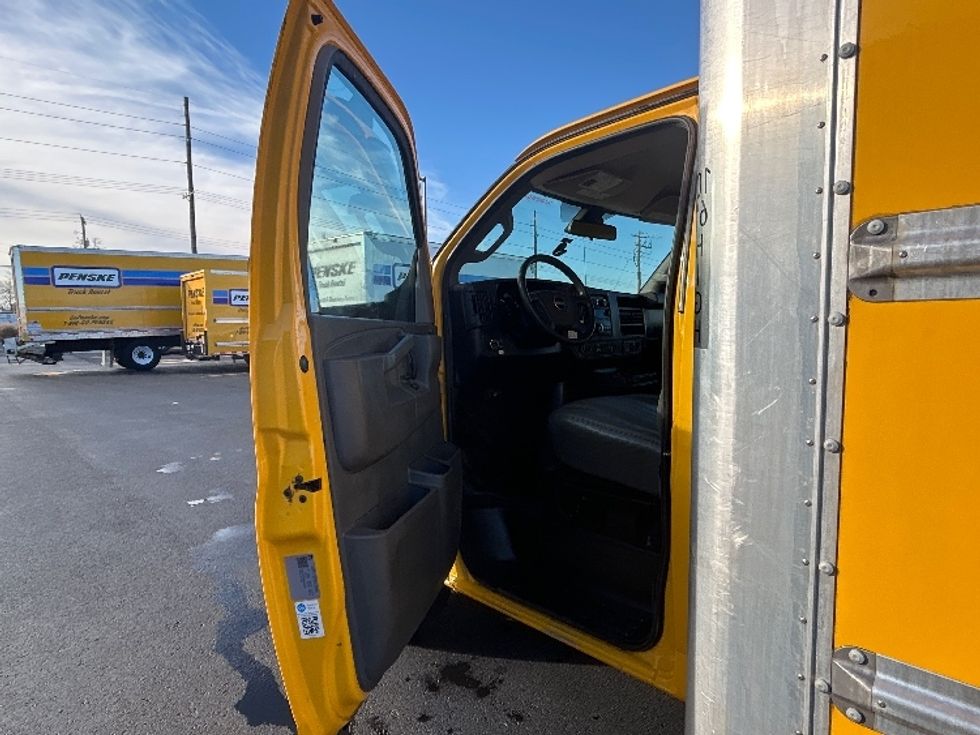 Light Duty Box Truck-Light and Medium Duty Trucks-GMC-2022-Savana G33903-Lowell-AR-88,555\n\t\tmiles-$ 28,750 - Image 14