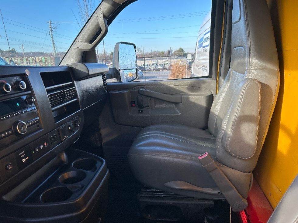 Light Duty Box Truck-Light and Medium Duty Trucks-GMC-2022-Savana G33903-Lowell-AR-88,555\n\t\tmiles-$ 28,750 - Image 17