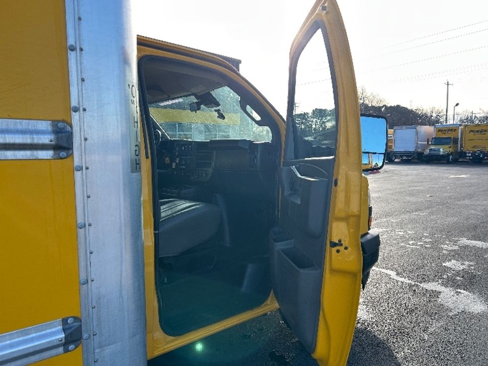 Light Duty Box Truck-Light and Medium Duty Trucks-GMC-2022-Savana G33903-Lowell-AR-88,555\n\t\tmiles-$ 28,750 - Image 18