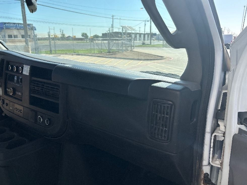 Light Duty Box Truck-Light and Medium Duty Trucks-GMC-2022-Savana G33903-Lubbock-TX-84,594\n\t\tmiles-$ 36,250 - Image 21