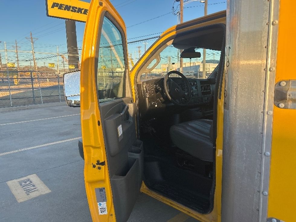 Light Duty Box Truck-Light and Medium Duty Trucks-GMC-2022-Savana G33903-Lubbock-TX-89,409\n\t\tmiles-$ 29,500 - Image 16