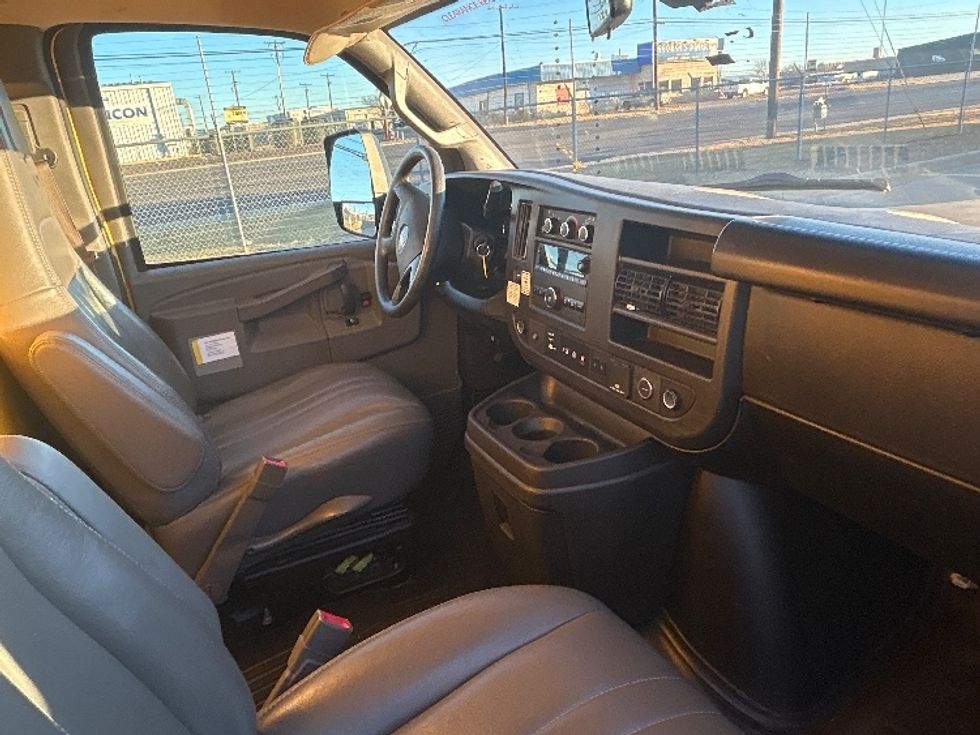 Light Duty Box Truck-Light and Medium Duty Trucks-GMC-2022-Savana G33903-Lubbock-TX-89,409\n\t\tmiles-$ 29,500 - Image 22