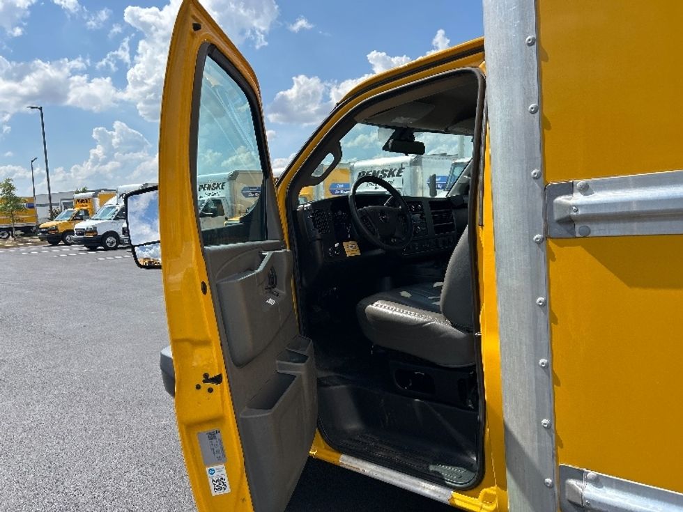 Light Duty Box Truck-Light and Medium Duty Trucks-GMC-2022-Savana G33903-Madison-AL-118,100\n\t\tmiles-$ 25,750 - Image 16
