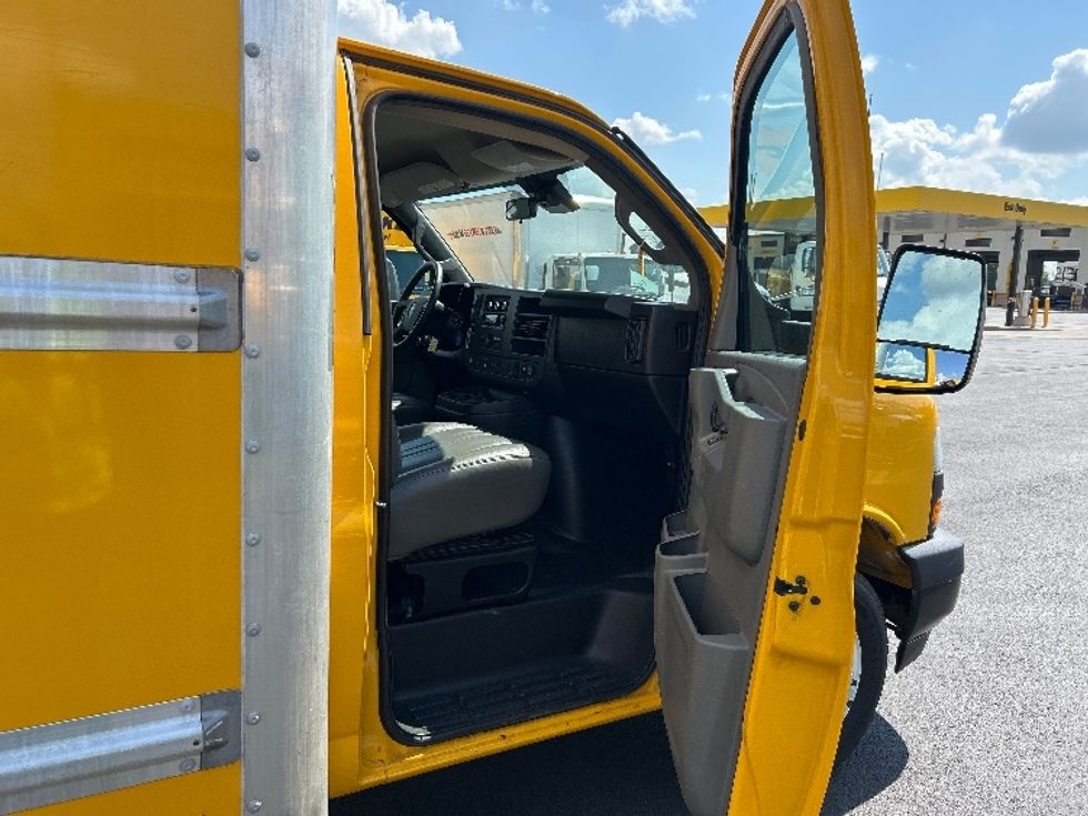 Light Duty Box Truck-Light and Medium Duty Trucks-GMC-2022-Savana G33903-Madison-AL-118,100\n\t\tmiles-$ 25,750 - Image 20