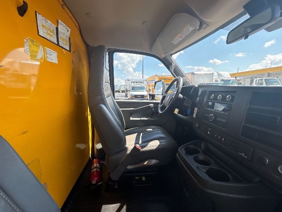 Light Duty Box Truck-Light and Medium Duty Trucks-GMC-2022-Savana G33903-Madison-AL-118,100\n\t\tmiles-$ 25,750 - Image 22