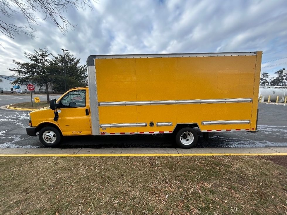 Light Duty Box Truck-Light and Medium Duty Trucks-GMC-2022-Savana G33903-Manassas-VA-69,016\n\t\tmiles-$ 31,000 - Image 4