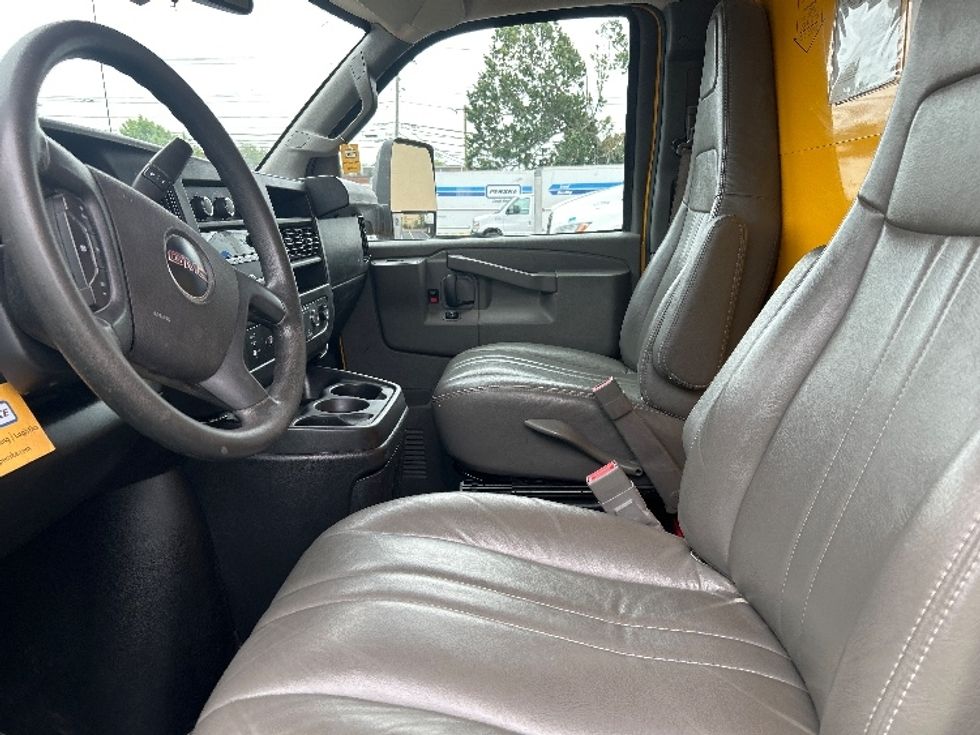 Light Duty Box Truck-Light and Medium Duty Trucks-GMC-2022-Savana G33903-Medford-MA-129,951\n\t\tmiles-$ 23,000 - Image 18