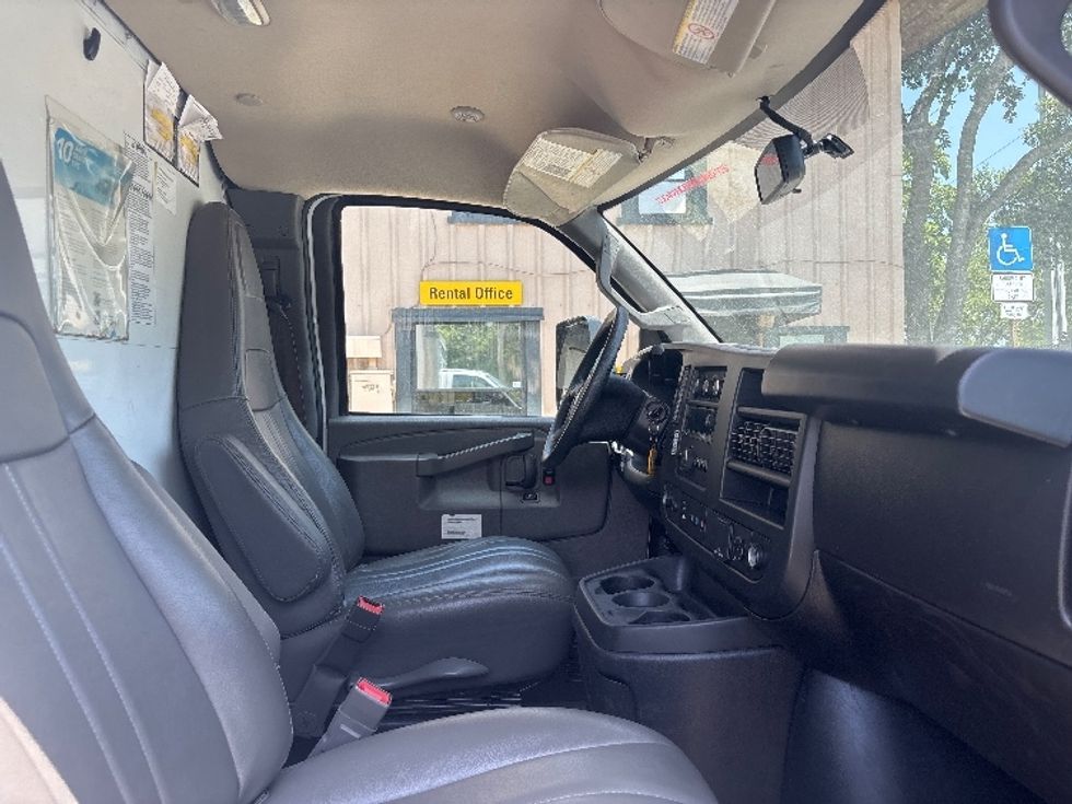 Light Duty Box Truck-Light and Medium Duty Trucks-GMC-2022-Savana G33903-Medley-FL-54,441\n\t\tmiles-$ 38,000 - Image 21