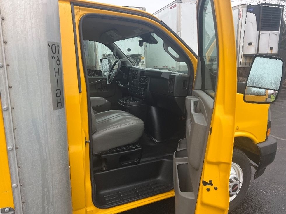 Light Duty Box Truck-Light and Medium Duty Trucks-GMC-2022-Savana G33903-Middlefield-OH-99,885\n\t\tmiles-$ 28,000 - Image 19